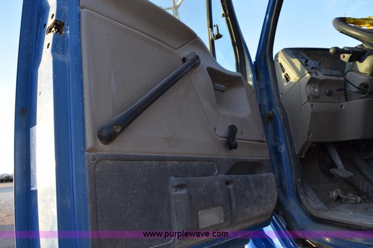 image for item K2401 2002 Sterling L9500 semi truck