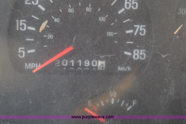 image for item K2401 2002 Sterling L9500 semi truck