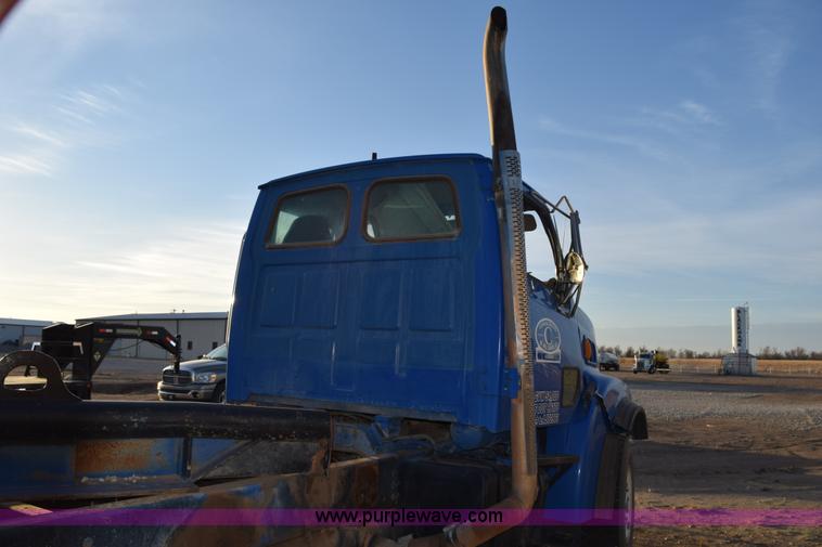 image for item K2401 2002 Sterling L9500 semi truck