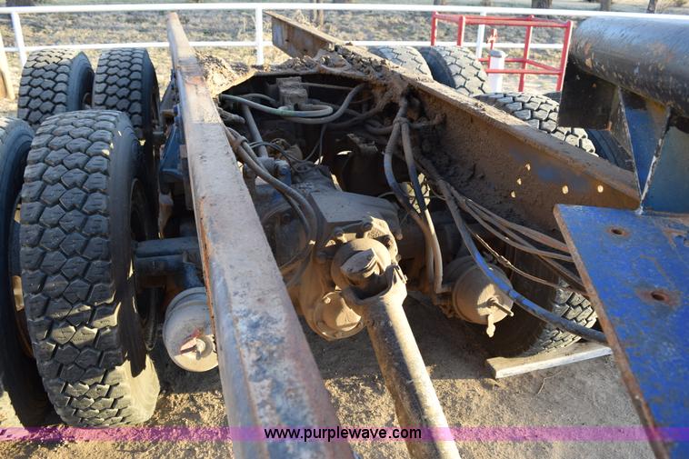 image for item K2401 2002 Sterling L9500 semi truck