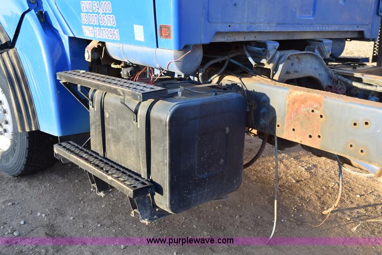 image for item K2401 2002 Sterling L9500 semi truck