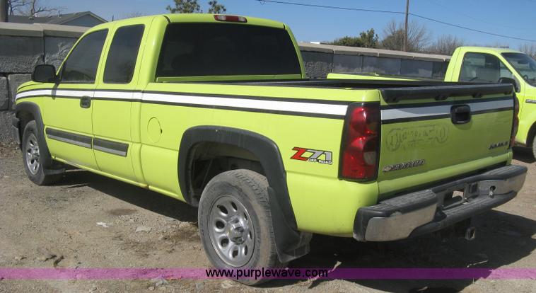 image for item K2868 2004 Chevrolet Silverado 1500 Z71 Ext. Cab pickup truck