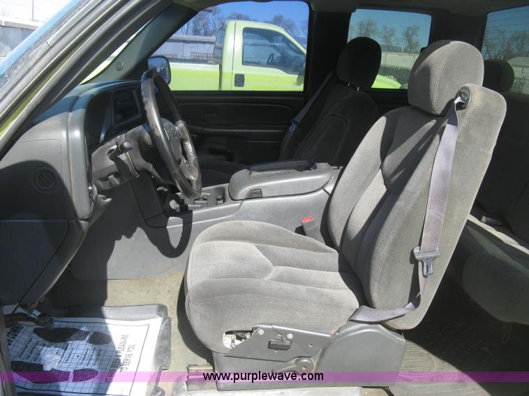 image for item K2868 2004 Chevrolet Silverado 1500 Z71 Ext. Cab pickup truck