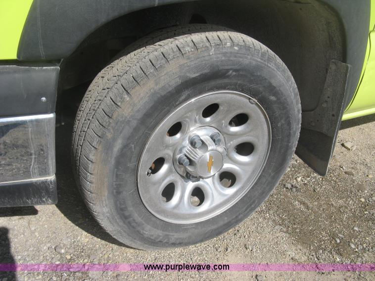 image for item K2868 2004 Chevrolet Silverado 1500 Z71 Ext. Cab pickup truck