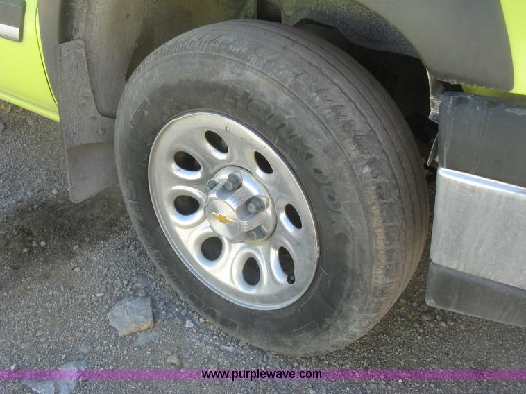 image for item K2868 2004 Chevrolet Silverado 1500 Z71 Ext. Cab pickup truck