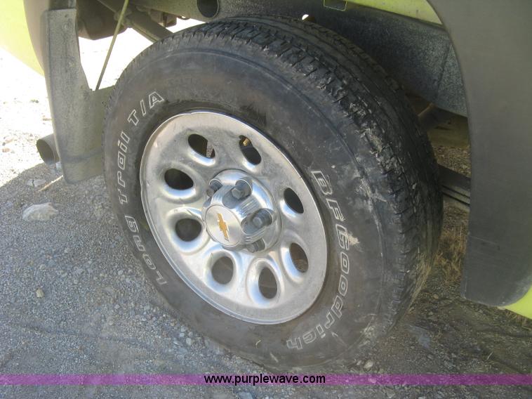 image for item K2868 2004 Chevrolet Silverado 1500 Z71 Ext. Cab pickup truck