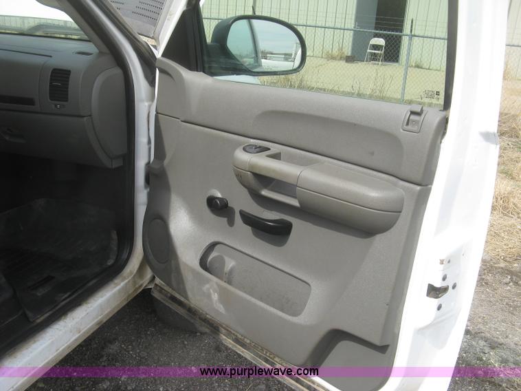 image for item K2985 2007 Chevrolet Silverado 2500 LS est. cab pickup truck