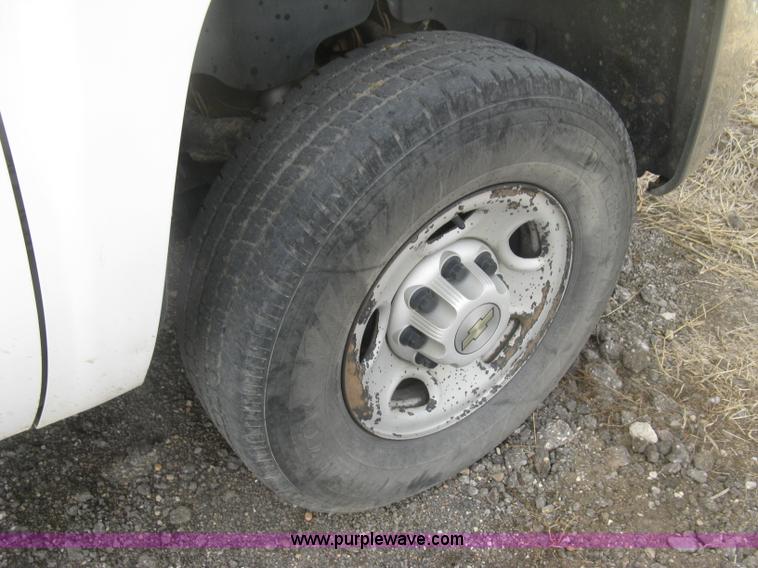 image for item K2985 2007 Chevrolet Silverado 2500 LS est. cab pickup truck