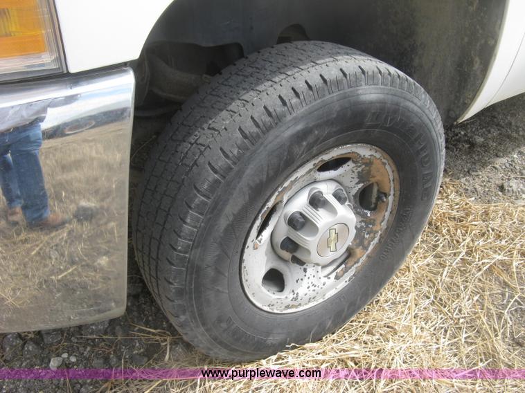 image for item K2985 2007 Chevrolet Silverado 2500 LS est. cab pickup truck