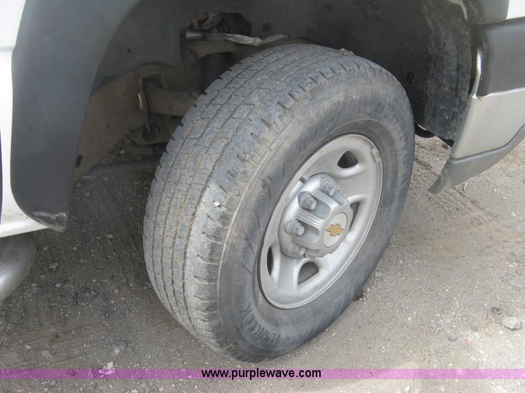 image for item K2986 2003 Chevrolet Silverado 2500 HD pickup truck