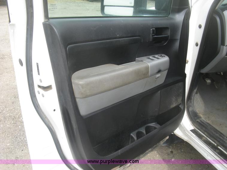 image for item K2989 2008 Toyota Tundra double cab pickup tuck