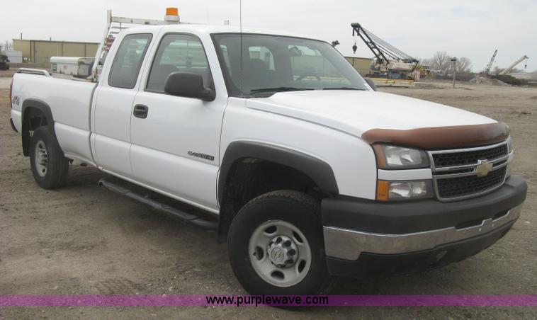 image for item K2990 2006 Chevrolet Silverado 2500 HD Ext. Cab pickup tuck