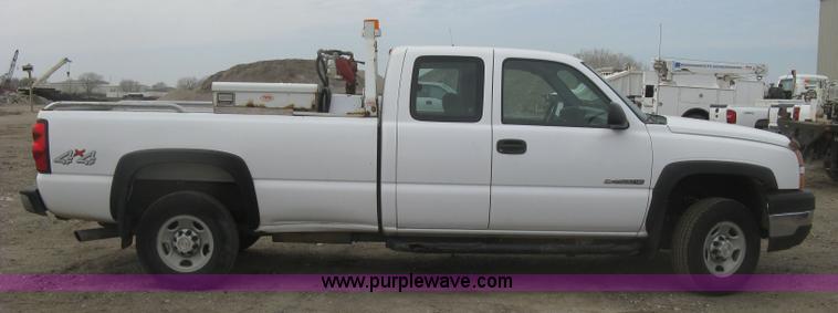 image for item K2990 2006 Chevrolet Silverado 2500 HD Ext. Cab pickup tuck