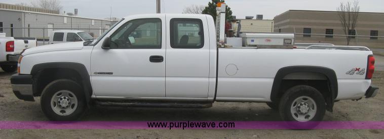 image for item K2990 2006 Chevrolet Silverado 2500 HD Ext. Cab pickup tuck