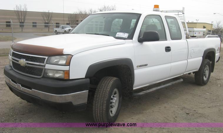 image for item K2990 2006 Chevrolet Silverado 2500 HD Ext. Cab pickup tuck