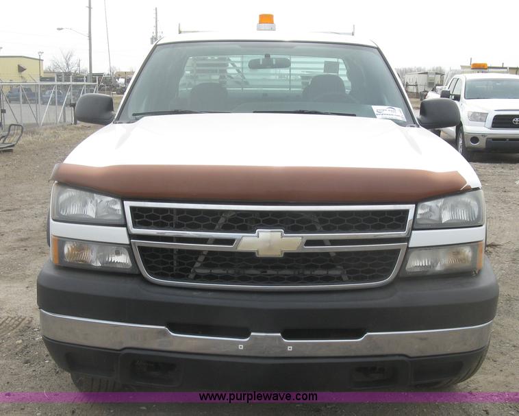 image for item K2990 2006 Chevrolet Silverado 2500 HD Ext. Cab pickup tuck