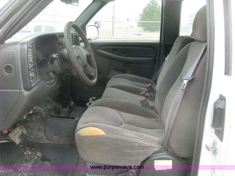 image for item K2990 2006 Chevrolet Silverado 2500 HD Ext. Cab pickup tuck