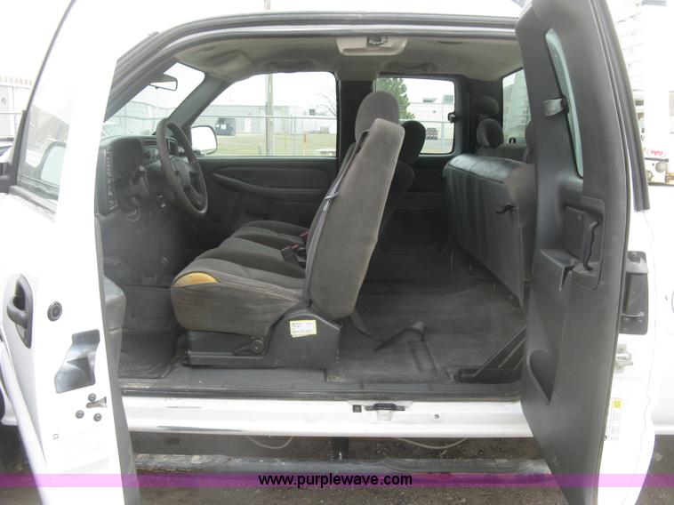 image for item K2990 2006 Chevrolet Silverado 2500 HD Ext. Cab pickup tuck
