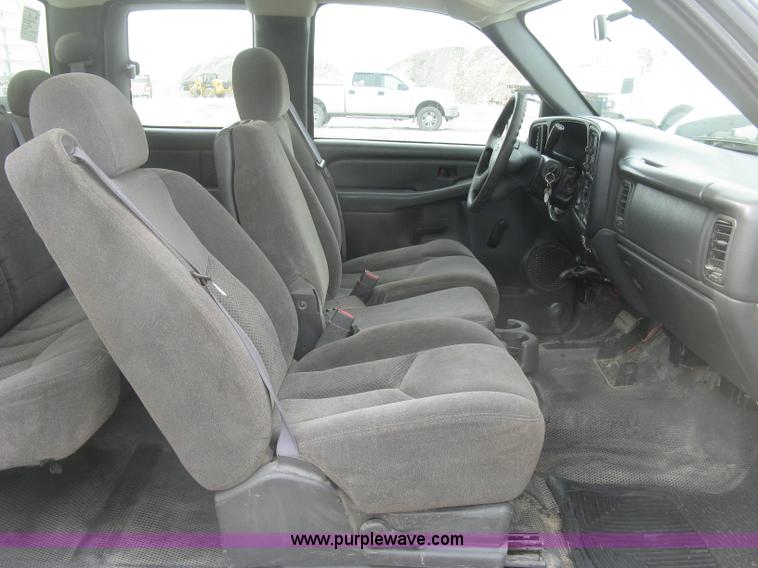 image for item K2990 2006 Chevrolet Silverado 2500 HD Ext. Cab pickup tuck