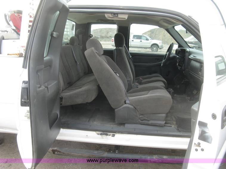 image for item K2990 2006 Chevrolet Silverado 2500 HD Ext. Cab pickup tuck
