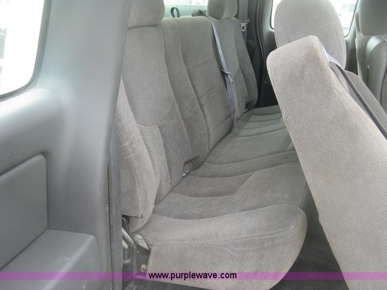 image for item K2990 2006 Chevrolet Silverado 2500 HD Ext. Cab pickup tuck