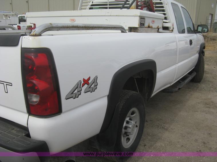 image for item K2990 2006 Chevrolet Silverado 2500 HD Ext. Cab pickup tuck
