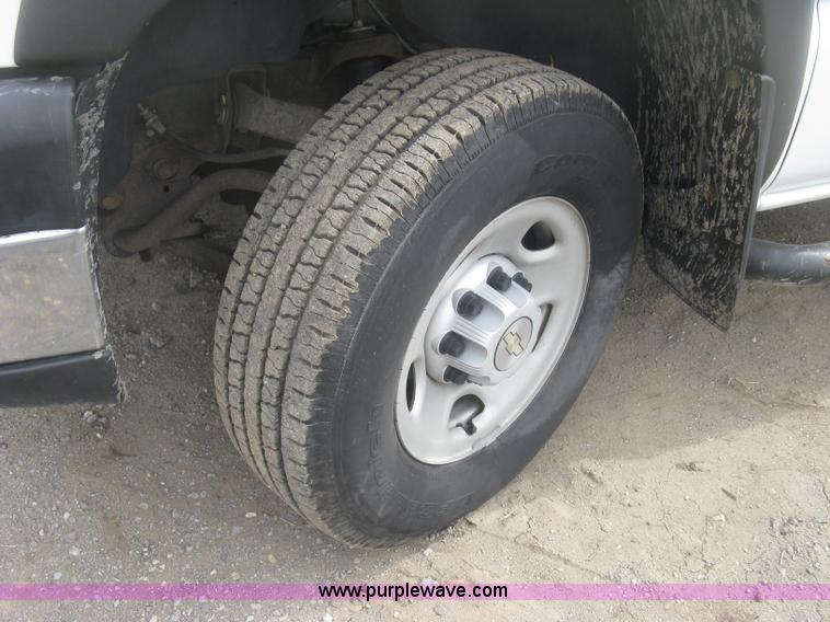 image for item K2990 2006 Chevrolet Silverado 2500 HD Ext. Cab pickup tuck