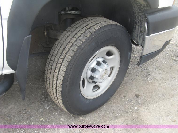 image for item K2990 2006 Chevrolet Silverado 2500 HD Ext. Cab pickup tuck