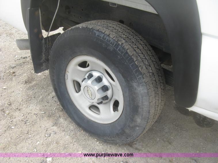 image for item K2990 2006 Chevrolet Silverado 2500 HD Ext. Cab pickup tuck