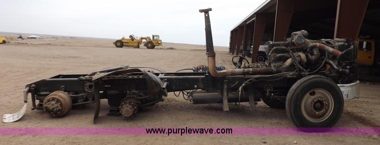 image for item K3762 2002 International 9100i truck chassis