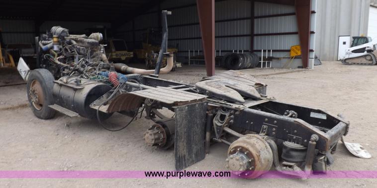 image for item K3762 2002 International 9100i truck chassis
