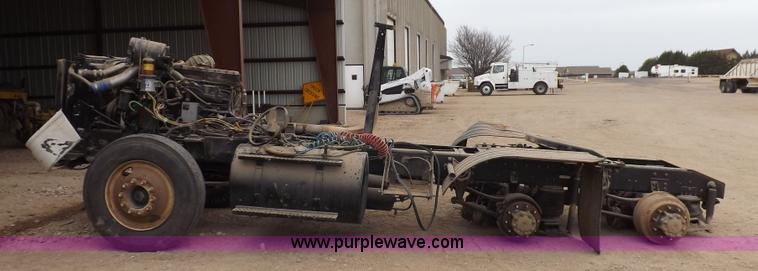 image for item K3762 2002 International 9100i truck chassis