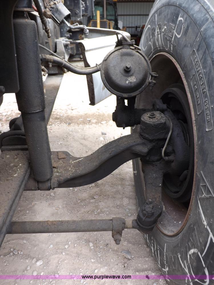 image for item K3762 2002 International 9100i truck chassis