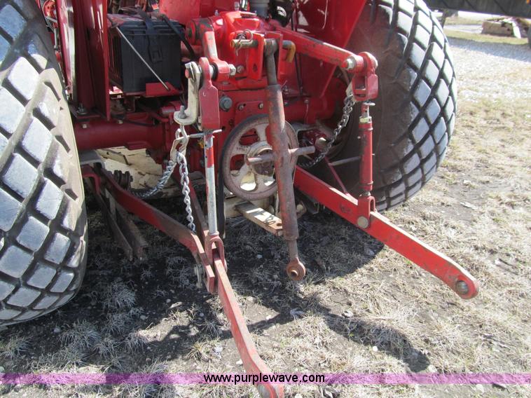 image for item K5520 1983 International 284 tractor