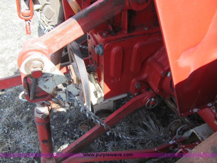 image for item K5520 1983 International 284 tractor