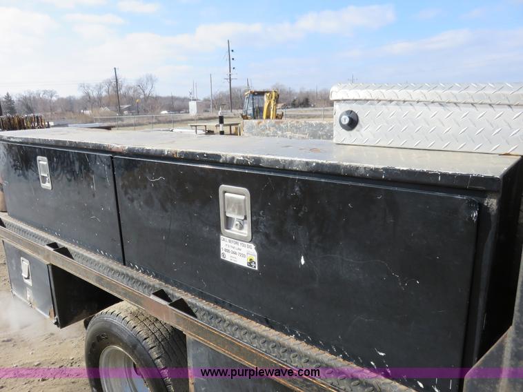 image for item K7026 2000 Ford F350 Super Duty flatbed pickup truck