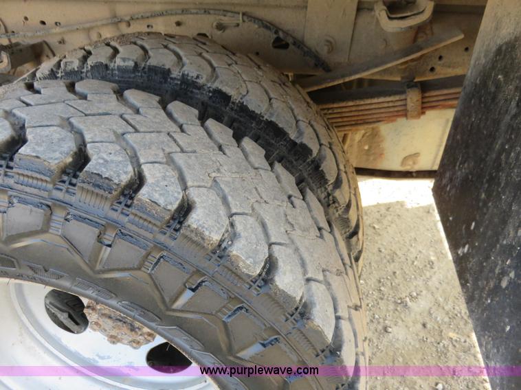 image for item K7026 2000 Ford F350 Super Duty flatbed pickup truck