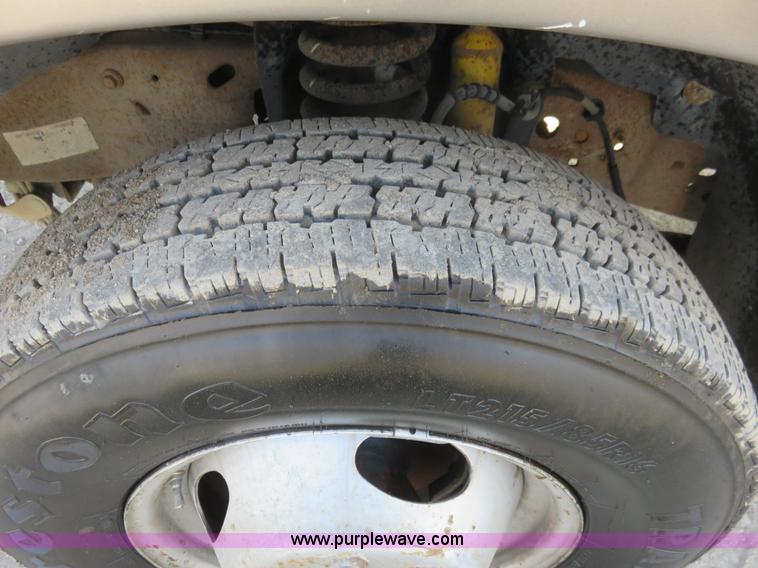 image for item K7026 2000 Ford F350 Super Duty flatbed pickup truck