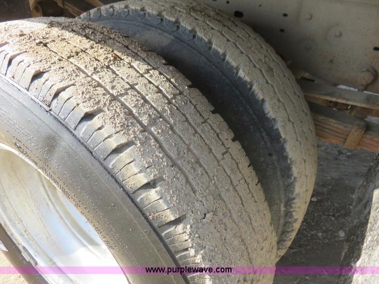 image for item K7026 2000 Ford F350 Super Duty flatbed pickup truck