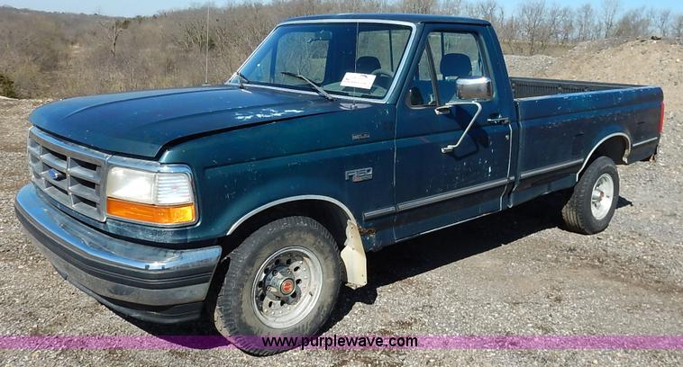 image for item K7325 1993 Ford F150 XLT pickup truck