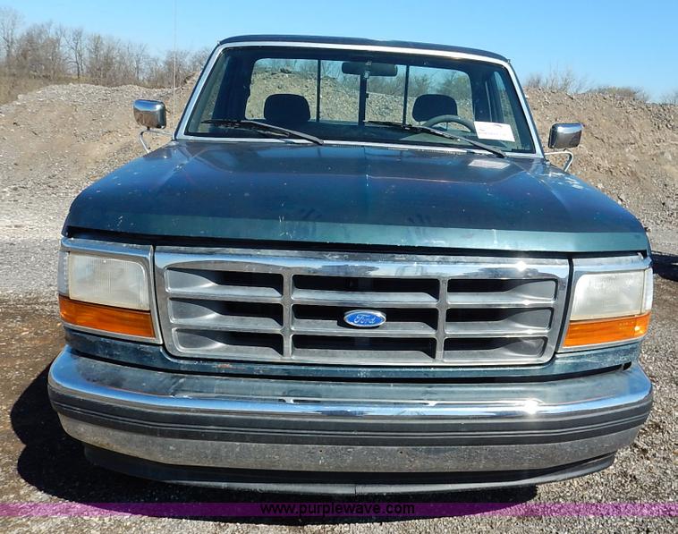image for item K7325 1993 Ford F150 XLT pickup truck