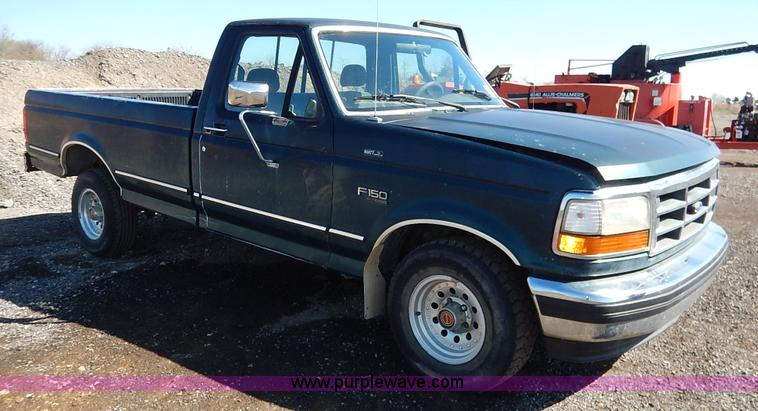 image for item K7325 1993 Ford F150 XLT pickup truck