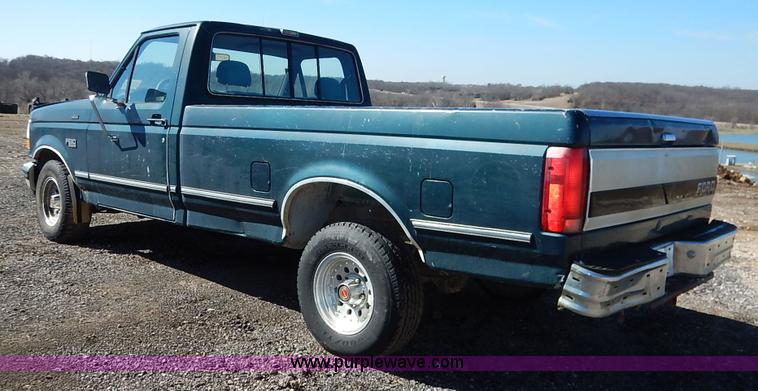 image for item K7325 1993 Ford F150 XLT pickup truck