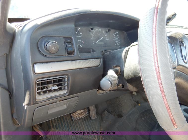 image for item K7325 1993 Ford F150 XLT pickup truck