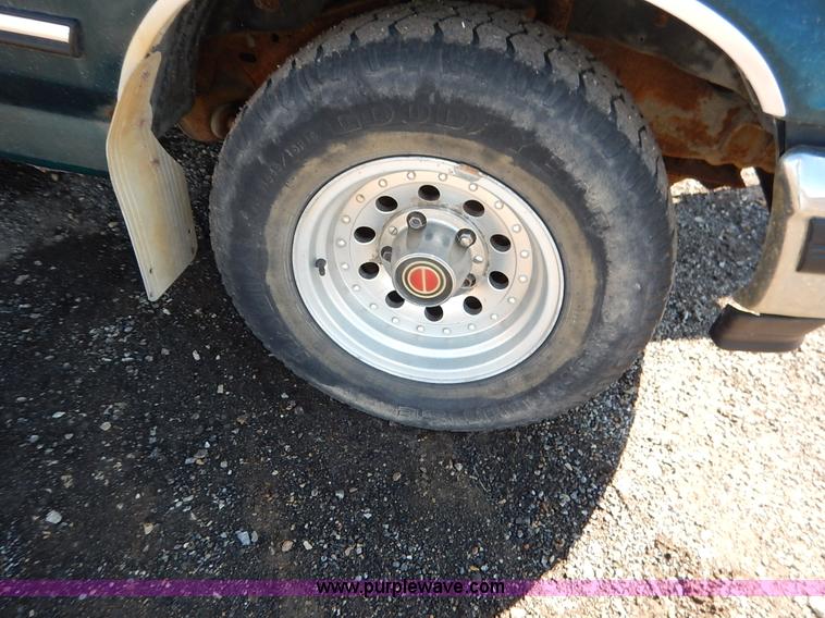 image for item K7325 1993 Ford F150 XLT pickup truck