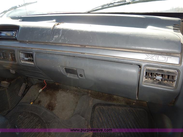 image for item K7325 1993 Ford F150 XLT pickup truck