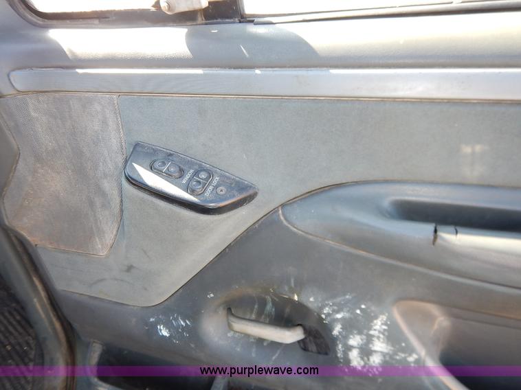 image for item K7325 1993 Ford F150 XLT pickup truck