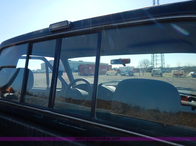 image for item K7325 1993 Ford F150 XLT pickup truck