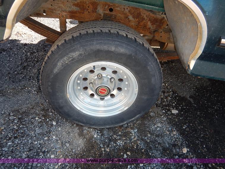 image for item K7325 1993 Ford F150 XLT pickup truck