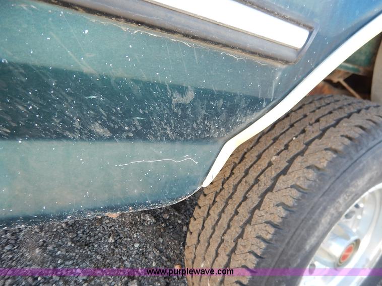 image for item K7325 1993 Ford F150 XLT pickup truck